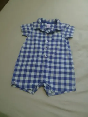 Macacão curto xadrez de 6 a 9 meses