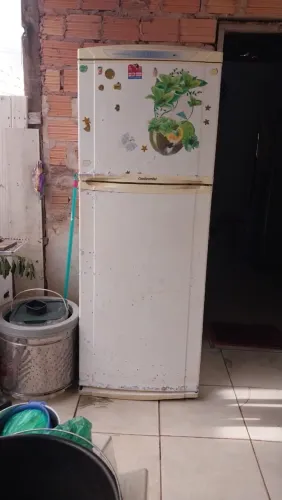 Vendo geladeira continental duas portas 400,00 reais