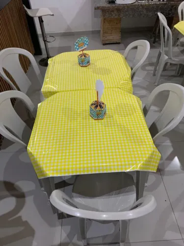 Conjunto de mesas e cadeiras