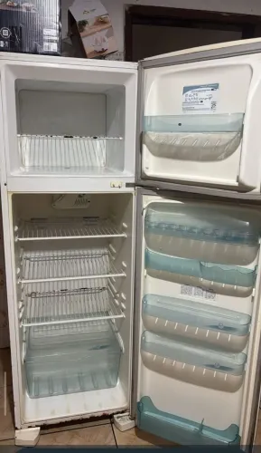 Vendo geladeira em bom estado.