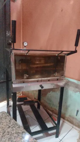 Forno de pizza a gás em perfeito estado de conservação. *