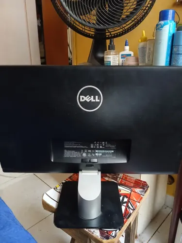Monitor Dell não sei se está funcionando ganhei não tenho fonte carregador