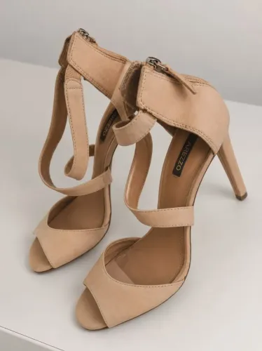 Vendo sandália de salto AREZZO