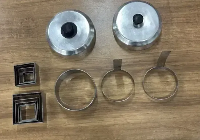 KIT INOX PARA HAMBURGUERIA - FORMAS QUADRADAS + ABAFADORES + MOLDES REDONDOS