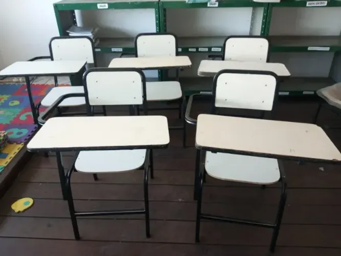 5 Carteiras escolares com braço
