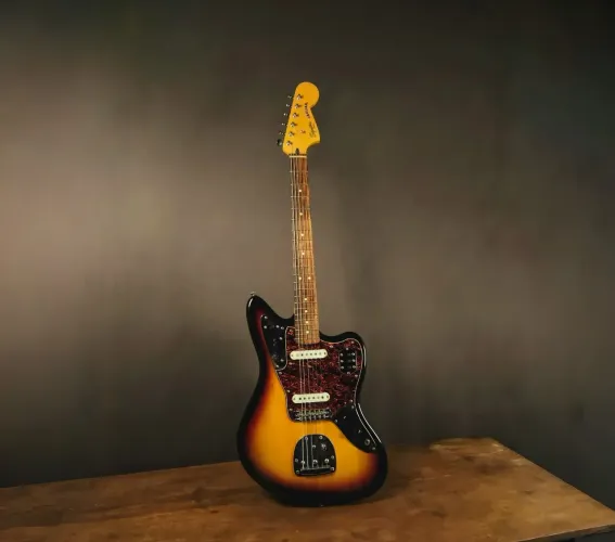 Guitarra Squier by Fender Vintage Modified Jaguar Duncan Designed Pickups 