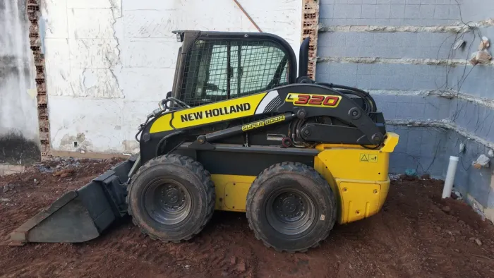 Mini carregadeira New Holland 320 L 2024