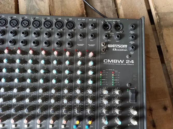 Mesa de som 24 canais