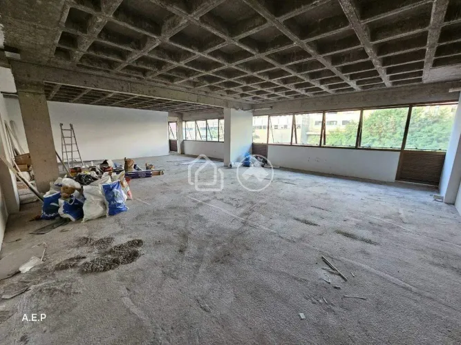 Otima Sala comercial no Estoril Venda