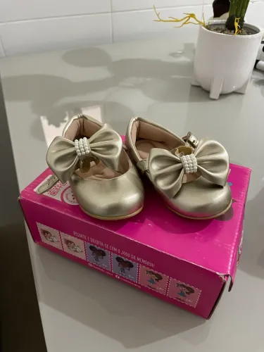 Sapatinhos para bebê 5 pares por R$ 100,00.