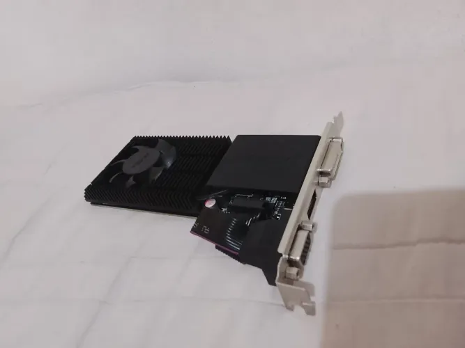 Placa de vídeo Pcyes R5 Radeon 230