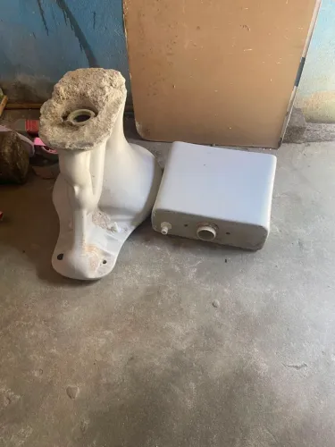 Vendo um vaso completo com caixa acoplada na cor cinza número pra contato *08