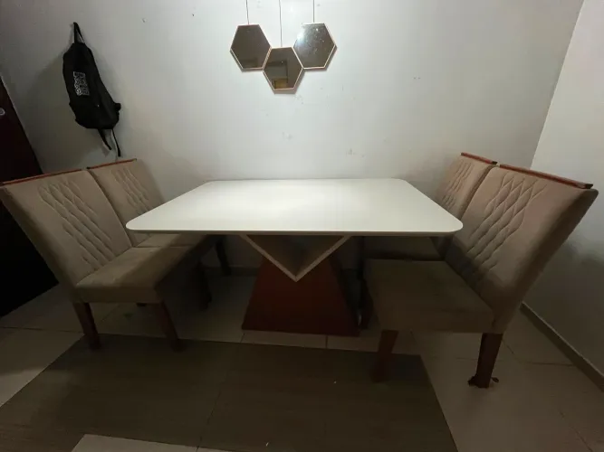 Vendo conjunto de mesa com tampo de vidro e 4 cadeiras