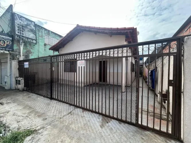 setor campinas,casa terrea 3 quartos e barracao nos fundos