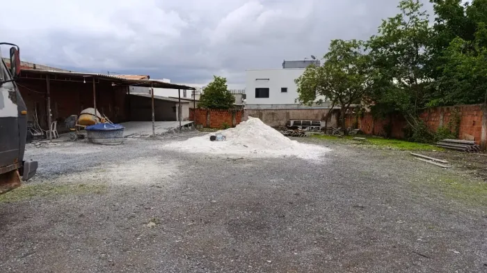 Oportunidade Comercial em Arniqueira: Terreno Regularizado com 1.098 m²