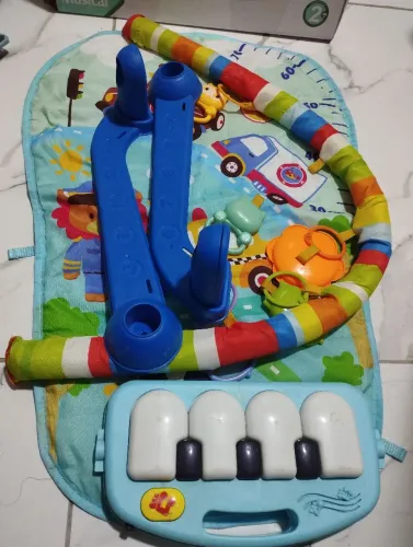 Tapete interativo com brinquedos educativos