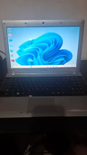 Notebook Samsung RV411 com Core i3, 6gb ram, hd 500gb e tela de 14 polegadas, funcionando