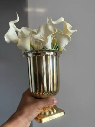 Lindo arranjo com tulipas artificiais