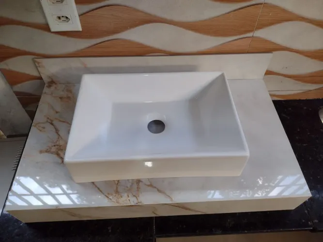 Bancada de Banheiro em Porcelanato Escupida e Cuba em Mármore Sintético
