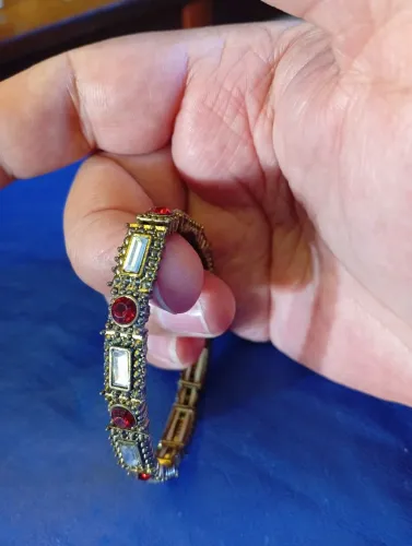 Vendo pulseira de metal montada no elástico e pedras brilhantes 