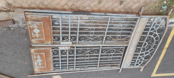 Porta antiga centenária em ferro forjado  