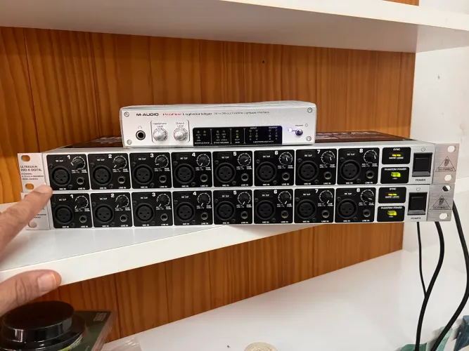 Kit M-Audio ProFire Lightbridge + 2 Behringer ADA8000