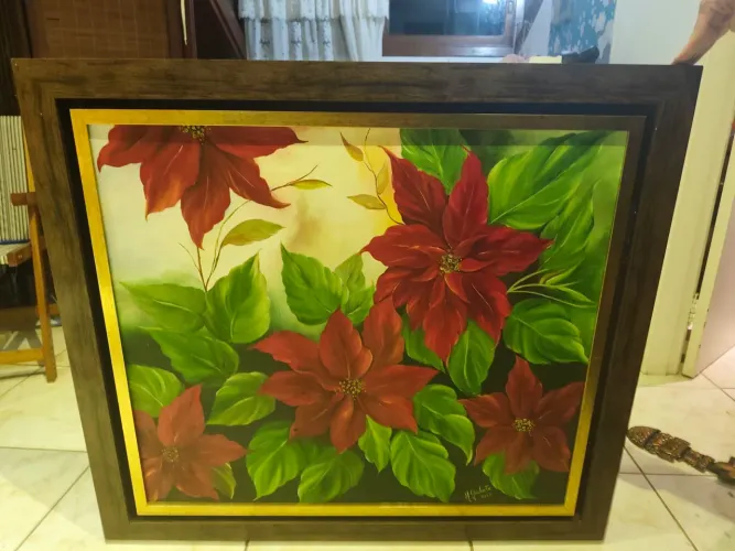 Quadro pintado a mão com moldura de madeira e filete dourado.
