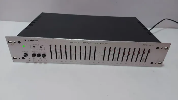 Equalizador cignus GEQ-1012 perfeito revisado Obs: NÃO  possui os knobs (botões) de ajuste