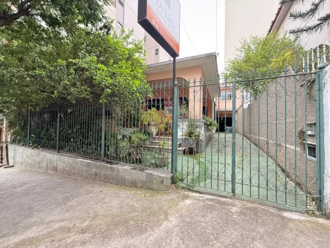 Terreno amplo em localização estratégica Ideal para construir ou investir!