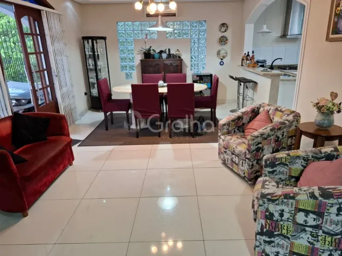 Casa com 165m² com 5 dormitórios em Barreiros
