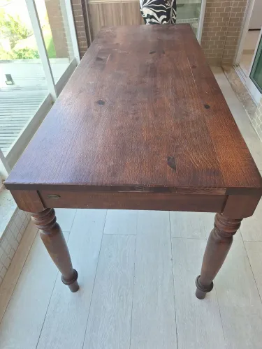 Mesa de jantar de madeira maciça, da marca ARTEFAMA. Tamanho: 1,80 m X 0,70 cm