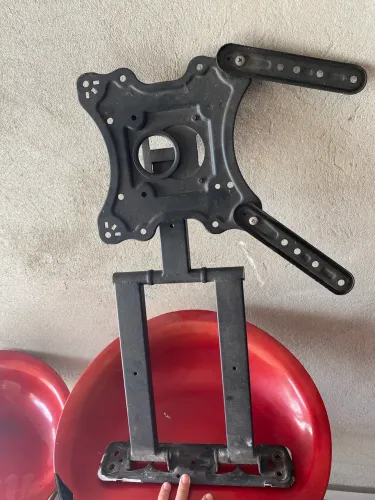  suporte tri-articulado de metal preto para TVs de 14 a 65 polegadas