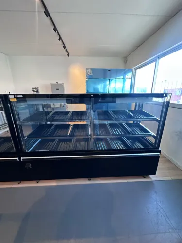 Balcão açougue 2M prateleira ar forçado e vidros aquecido - refrimate