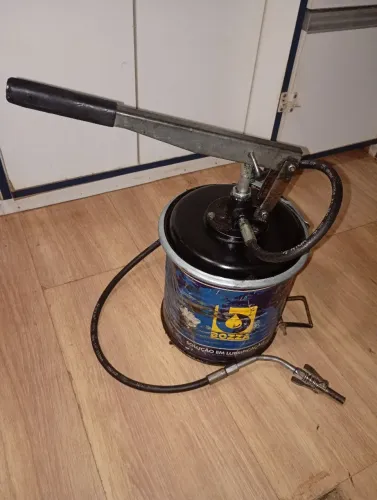 Vendo Bomba de Graxa Marca Bozza, Funcionando bem, com engate rápido R$ 300,00- 98417.4248