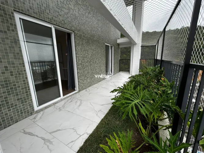 Apartamento com jardim de 03 dormitórios no bairro Ressacada em Itajaí