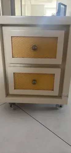 Mesa com rodízio e gavetas