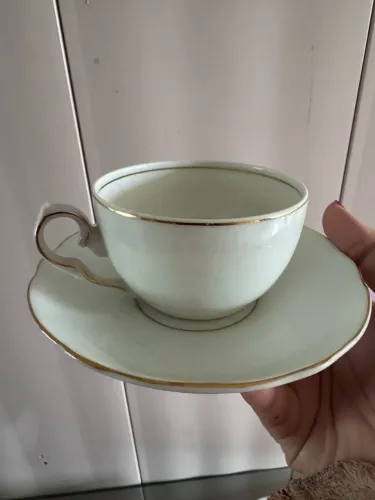 Conjunto de xícaras e pires de porcelana