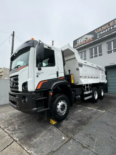 Vw 31320 2024 caçamba basculante traçado 6x4