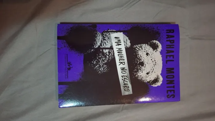 Livro Uma mulher no escuro Raphael Montes