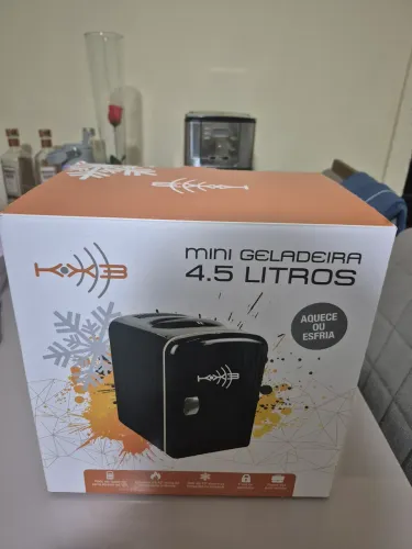 Mini geladeira 4.5L aquece/esfria