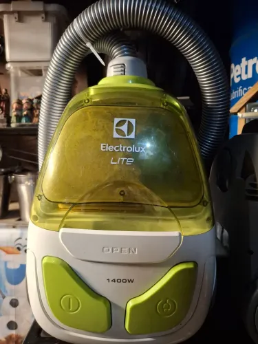 Aspirador de po sem saco 1400W
