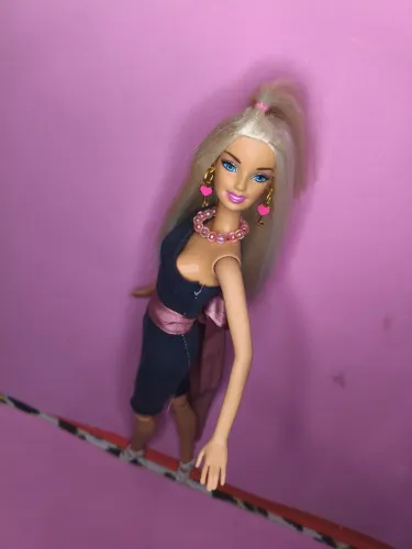 Barbie loira usada 