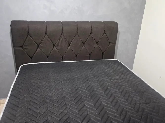 Cama de casal  com baú e cabeceira 