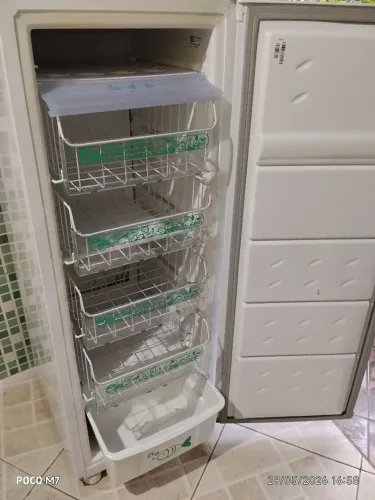 Freezer vertical 121 LT novíssimo, usado só festa. 