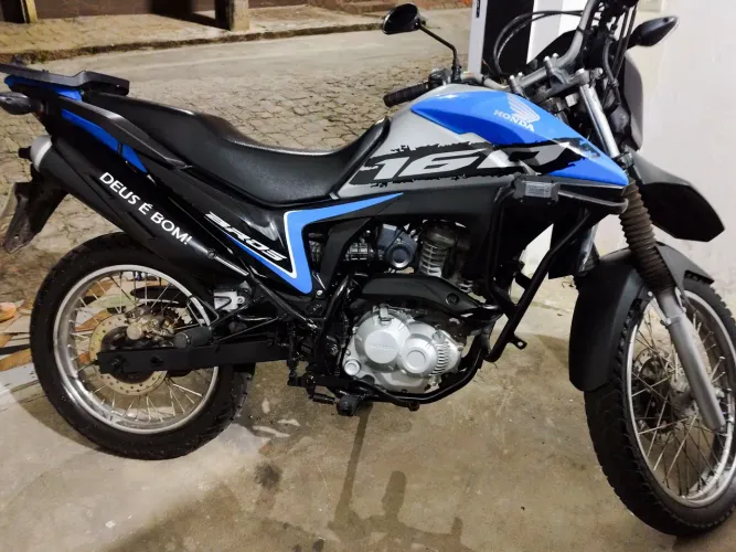Moto Broz 160, emplacada 2026 no ponto de transferência