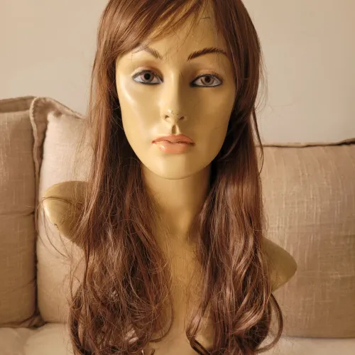 Peruca wig, castanho médio, com 65 cm. Nova.