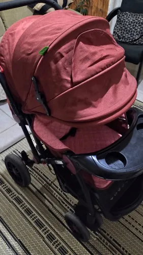 Baixei pra vender Carrinho berço de bebê menina em estado de novo .sem manchas sem rasgos 
