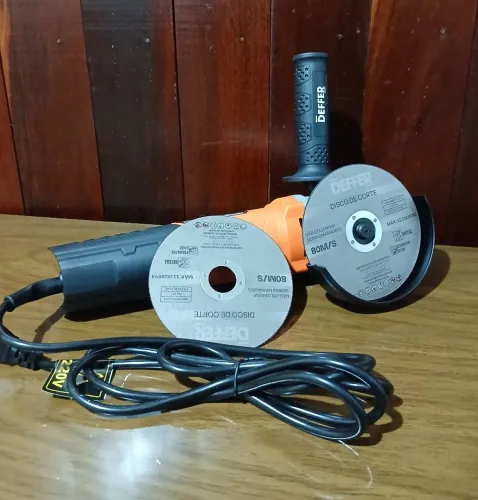 Esmerilhadeira e lixadeira com discos de corte