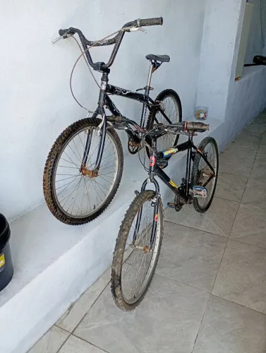 Duas bicicletas uma aro 24 e a outra aro 26