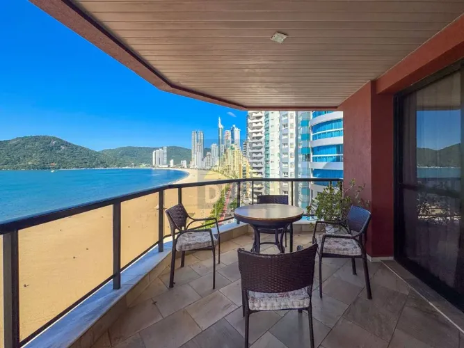 Apartamento Mobiliado Frente Mar com 4 Suítes à Venda no Ed. Oceanic em Balneário Camboriú